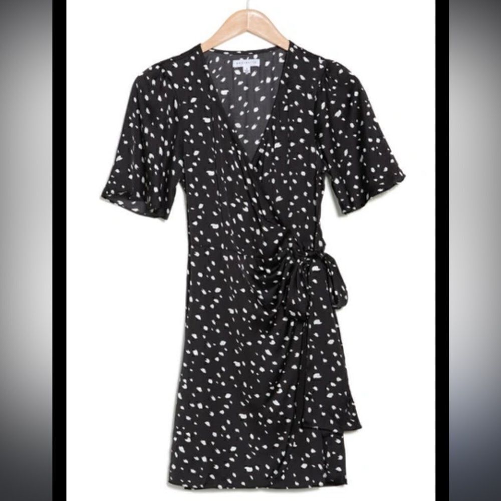 Socialite FLUTTER SLEEVE V neck WRAP DRESS IN BLACK/ WHITE PRINT Size XL NWT - Picture 2 of 9